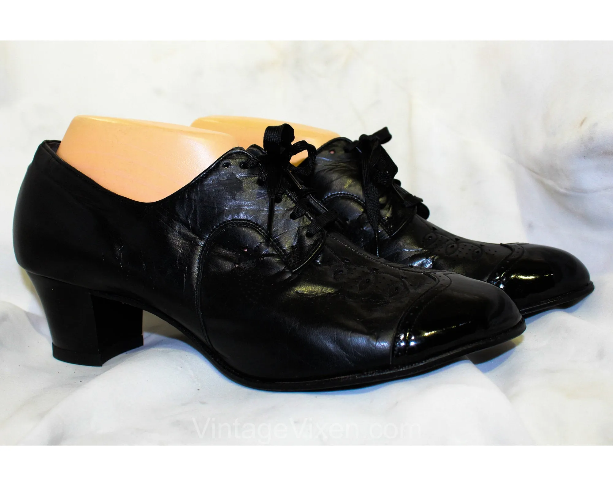 Size 9 1940s Style Shoes Made In 1950s 60s - Ladies Black Oxford Pumps - Lace Up with Patent Leather Toe Caps - Chic Large 50's Deadstock